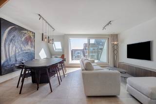 Langs de Kursaallaan te Koksijde-Bad, uitgevend op de commerciële Zeelaan, vinden we deze nieuwbouw penthouse in residentie Monico. Pal in het centrum gelegen, op enkele passen van zee en onmiddellijk nabij bakkerij, slagerij, buurtwinkels, horeca, boetieks, openbaar vervoer... Op zoek naar interessante immo te Koksijde? Lees dan zeker verder!INDELING > 4de verdieping- inkom met vestiaire en gastentoilet - leefruimte met open keuken en terras (9,75 m², uitgevend op de Zeelaan)- slaapkamer 1 met ingemaakte kasten- slaapkamer 2 met ingemaakte kasten en terras (12 m², uitgevend op de Kursaallaan)- badkamer voorzien van ligbad, inloopdouche, dubbele wastafel en toilet> 5de verdieping- nachthal met toilet en berging met wasmachine en droogkast (inbegrepen)- ruime badkamer voorzien van inloopdouche en dubbele wastafel- 3e en 4e slaapkamers waarvan 1 uitgevend op het dakterras (55 m²) met een prachtig uitzicht over Koksijde-BadTROEVEN+ Volledig bemeubeld en geschilderd en dus volledig instapklaar + Zeer energiezuinig + Centrale verwarming op aardgas + topligging in de Zeelaan van Koksijde + Met hoogwaardige materialen afgewerkt+ Komt in aanmerking voor 6% indien enige woningInteresse in dit appartement te koop in Koksijde? Aarzel dan zeker niet contact op te nemen met de dossierverantwoordelijke Sarah Velle via 0470 10 52 78 of sarah.velle@dewaele.com.