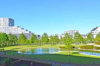 BEVERSESTEENWEG 47/4.2 - ROESELARE<br /><br />Appartement gelegen in de residentie Ogierlande, op wandelafstand van het station, gelegen op residentieel terrein met zicht op grote tuin met wandelpaden en vijver. Vierde verdieping.<br /><br />Bestaat uit een inkomhal met apart gastentoilet, woonkamer en aansluitende de ingerichte keuken met wasplaats/berging, beiden toegang gevende tot het zuid gericht terras. Er is zonnewering voorzien aan de buitenkant van het gebouw.<br /><br />Twee slaapkamers en badkamer met ligbad en lavabomeubel. <br /><br />Kelder nr. 13 en autostaanplaats 4.2 inbegrepen in de huurprijs.<br /><br />Syndic: € 60,00/maand <br /><br />Onmiddellijk beschikbaar