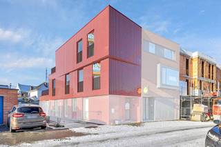 <p>Voor meer info of een bezoek, bel 053 59 49 32 - Achter deze opvallende hedendaagse architectuur schuilt een uitzonderlijke duplex waar licht, ruimte en comfort centraal staan. Ontworpen door <strong>Object Architecten</strong> en uitgevoerd met oog voor detail, vormt dit pand een samenspel van strak modernisme en warme woonbeleving. Het gebouw omvat slechts <strong>twee wooneenheden</strong>, wat zorgt voor een aangename kleinschaligheid en een hoge mate van privacy. Elke entiteit beschikt over een <strong>eigen afzonderlijke inkom</strong>,. De leefverdieping bevindt zich op de eerste verdieping. De ruime keuken vormt het hart van de woning en sluit naadloos aan op een <strong>ruim terras van ongeveer 30 m²</strong>, ideaal voor buitenleven en ontspanning. Verder vindt u hier een gezellige leefruimte, een apart toilet en een berging. Op de bovenverdieping bevinden zich twee comfortabele slaapkamers, waarvan één toegang geeft tot een <strong>extra privatief terras</strong>. De badkamer is met alle hedendaagse voorzieningen en straalt rust en functionaliteit uit. Een centrale overloop vervolledigt deze verdieping. Ook op praktisch vlak scoort deze duplex bijzonder hoog. Er is een <strong>aparte fietsen- en afvalberging</strong> voorzien en een <strong>privatieve autostaanplaats</strong> kan aangekocht worden (15.000 euro). Dankzij <strong>vloerverwarming</strong>, <strong>hoog rendementsbeglazing</strong>, zonnepanelen, een <strong>ventilatiesysteem</strong> en technisch conforme installaties voldoet deze woning volledig aan de huidige normen inzake energiezuinigheid en wooncomfort. Verkoop onder btw-stelsel: 21% Epc Bouw label: A - Elektriciteit conform, zonnepanelen</p>