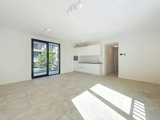 Droom je van een comfortabele, duurzame en energiezuinige woonst? Dit bijna-energie-neutrale (BEN) appartement biedt je het beste van twee werelden: hedendaags wooncomfort met een minimale ecologische voetafdruk en een opvallend lage energiefactuur.Indeling:- inkomhal- apart toilet- slaapkamer 1- slaapkamer 2- berging- ruime woonkamer- keuken- terras (13m²) Bijzonderheden:- energiezuinig- lift- kleinschalig gebouw- voorzien van 2 zonnepanelen- rustige en hippe wijk- terras- vlotte bereikbaarheid van en naar AntwerpenDe maandelijkse vaste kosten bedragen 100 euro per maand voor de kosten van de gemene delen. Er is een mogelijkheid om een ondergrondse autostaanplaats bij te huren aan 100 euro per maand.Bent u geïnteresseerd in een appartement of woning te huur in Antwerpen? Aarzel dan niet om een bezoekaanvraag in te dienen via onze website. Ben je op zoek naar een nieuwe thuis die perfect bij jou past? Grijp dan nu je kans en kom de sfeer proeven in deze pareltjes. We leiden je graag persoonlijk rond en beantwoorden al je vragen.