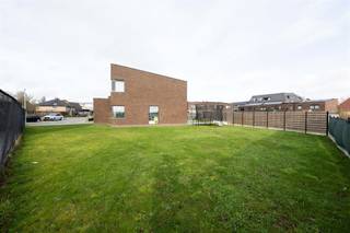 INSTAPKLARE ENERGIEZUINIGE HALFOPEN WONING MET 3 SLPS EN GROTE TUINDeze instapklare woning van 2018 is rustig gelegen in een doodlopende straat met...