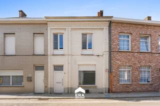 Gelegen op wandelafstand van de markt van Zwevezele ligt deze ruime gezinswoning.Een gezellige ruime woning die ideaal kan dienen als starterswoning...