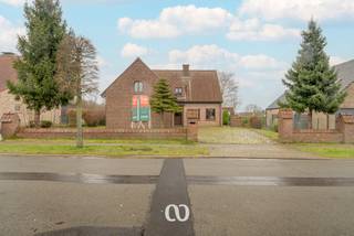 Ben je op zoek naar een ruime en karaktervolle woning met 3 slaapkamers, gelegen in een aangename buurt op korte afstand van het centrum van Oudenaarde? Dan is dit pand zeker het ontdekken waard!<br /><br />Deze woning combineert royale volumes met veel lichtinval en een mooie tuin, waardoor ze ideaal is voor wie comfortabel wil wonen met voldoende ruimte, zowel binnen als buiten.<br /><br />INDELING<br /><br />Gelijkvloers<br />Via de inkomhal betreed je de woning. Deze geeft toegang tot een bijzonder ruime leefruimte die naadloos aansluit op de keuken. Verder beschikt het gelijkvloers over een dubbele garage, een gastentoilet en een praktische berging, wat zorgt voor extra gebruiksgemak.<br /><br />Eerste verdieping<br />Op de bovenverdieping kom je terecht in de nachthal, vanwaar je toegang hebt tot drie volwaardige slaapkamers en de badkamer.<br /><br />Kelder & zolders<br />Daarnaast is er nog een kelder en zijn er twee zolderruimtes, ideaal voor stockage of bijkomende mogelijkheden op termijn.<br /><br />Zie jij jezelf hier wonen, vlakbij het centrum en toch in een rustige omgeving? Neem gerust contact met ons op en plan je bezoek.<br /><br />Zou deze woning wel iets voor jou kunnen zijn? Aarzel dan zeker niet en contacteer ons vandaag nog voor een afspraak!