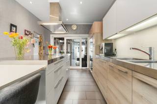 Deze charmante woning in Blankenberge verwelkomt je met een prachtige voorgevel die meteen in het oog springt. Via de inkomhal betreed je de volledig uitgeruste keuken, een droom voor elke kookliefhebber. Deze gaat naadloos over in de gezellige leef- en eetruimte, waar het heerlijk vertoeven is met familie en vrienden.

Aansluitend vind je achteraan een ruime, zonovergoten veranda die baadt in het licht en uitkijkt op de knusse stadskoer. Deze buitenruimte vormt de ideale plek om te ontspannen of gezellig samen te zitten. Via de stadskoer bereik je bovendien de garage achteraan het perceel, die ook toegankelijk is via de Akkerstraat en extra opbergruimte biedt.

Terug in de woning brengt de trap in de inkomhal je naar de eerste verdieping, waar zich een eerste volwaardige slaapkamer bevindt, samen met een bijzonder ruime en volledig afgewerkte badkamer.

Op de zolderverdieping bevindt zich nog een tweede slaapkamer, die verder naar eigen smaak en wensen kan worden ingericht.

Een ideale woning voor wie op zoek is naar ruimte, licht en praktische mogelijkheden, gecombineerd met een aangename ligging aan de kust.

De woning kent een gunstig EPC en een recentelijk volledig vernieuwde elektrische installatie is . Ten slotte telt de woning ook nog eens 6 zonnepanelen.

👉 Plan nu je bezoek via jens@keyimmo.be of 0496 41 55 77 en ontdek deze kans in Blankenberge