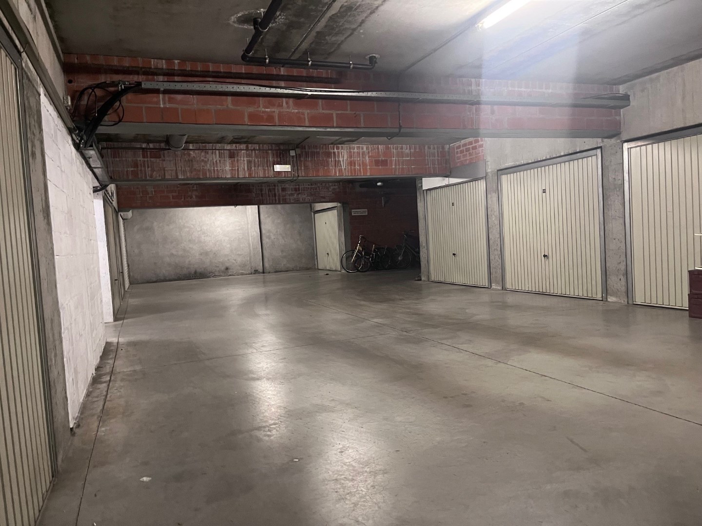 Ondergrondse garagebox met metalen kantelpoort, in Res. Cederboom, inrit Greenhillstraat - foto 4