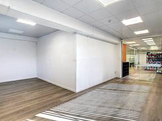 Kantoor te huur van ca. 158 m² te Kortrijk. Het kantoor is gelegen nabij diverse invalswegen en het centrum van Kortrijk. Het kantoor bestaat uit een gemeenschappelijke trappenhal met lift, een privatieve inkom, een landschapsbureel, een kitchenette, 2 aparte burelen, een vergaderzaal, een bergruimte en sanitair.Extra troeven van dit onroerend goed zijn:> Ruime voorliggende parking ;> Regenwater ;> Zonnepanelen ;> Mogelijkheid tot elektrische laadpaal.Bent u op zoek naar een kantoor te huur in Kortrijk? Aarzel dan zeker niet om ons te contacteren op het nummer 056 21 11 11!