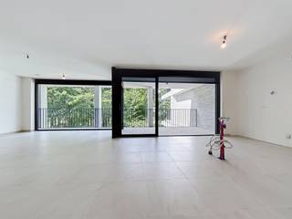 <h1><span>Nieuwbouwappartement in de residentie 'Kasteelvijver' te Langemark.</span></h1><h1><span> </span></h1><h1><span>Dit appartement bevindt zich op de </span><span>eerste verdieping</span><span> en heeft een </span><span>bewoonbaar oppervlakte</span><span> van </span><span>120m²</span><span> en een </span><span>terras</span><span> van </span><span>15m².</span></h1><h1><span> </span></h1><h1><span>Indeling</span><span>: </span></h1><h1><span>inkomhal/nachthal </span><span>met </span><span>apart toilet</span><span>, </span><span>open keuken</span><span> (nog vrij te kiezen bij keukenbouwer bepaald door bouwheer met vaste handelswaarde), </span><span>leefruimte</span><span> met directe toegangt tot het </span><span>terras.</span></h1><h1><span>Verder zijn er nog </span><span>twee</span><span> volwaardige </span><span>slaapkamers, </span><span>een </span><span>badkamer </span><span>met inloopdouche en dubbele lavabo en </span><span>berging/wasplaats</span><span>.</span></h1><h1><span> </span></h1><h1><span>Er is tevens een </span><span>kelderberging</span><span> bij te kopen, alsook mogelijkheid tot aankopen van </span><span>ondergrondse staanplaats.</span></h1><h1><span> </span></h1><h1><span>De </span><span>warmwaterproductie</span><span> en de </span><span>vloerverwarming</span><span> zal opgewekt worden door een bodem/water </span><span>warmtepomp met ingebouwde boiler.</span><span> De warmte wordt uit de grond gehaald via </span><span>geothermie.</span></h1><h1><span>Doorheen het appartement is er </span><span>ventilatiesysteem D </span><span>(mechanische toevoer en afvoer) voorzien.</span></h1><h1><span>Het appartement beschikt tevens over</span><span> zonnepanelen</span><span> (760Wp) wat het bovendien uiterst zuinig maakt!</span></h1><p><span> </span></p>