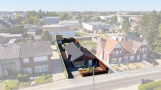 Op zoek naar een gelijkvloerse woning in Meulebeke waar degelijkheid, een praktische indeling en uitstekend onderhoud centraal staan? Aan het begin van de rustige Molenstraat ontdekken we deze charmante en bijzonder goed onderhouden bungalow in mid-centurystijl, waar alle woonfuncties zich comfortabel op het gelijkvloers bevinden.<br /><br />Een fraai aangelegde voortuin met wandelpad brengt ons naar de voordeur. Via de inkomhal, met onmiddellijk een praktische berging, komen we binnen in de woning.<br /><br />De gezellige leefruimte vormt het hart van de woning en beschikt over een sfeervolle gashaard. Aansluitend bevindt zich de aparte, volledig ingerichte keuken, die doorheen de jaren met bijzonder veel zorg werd onderhouden.<br /><br />De nachthal geeft toegang tot twee ruime slaapkamers met ingebouwde kasten, een vernieuwde badkamer met inloopdouche en wastafel en een afzonderlijk toilet. Verder is er een praktische wasplaats die bijkomende bergruimte en functionaliteit biedt.<br /><br />Hoewel alle woonfuncties zich op het gelijkvloers bevinden, beschikt de woning bovendien over een zolder, ideaal als bijkomende opslag- en bergruimte.<br /><br />Aan de achterzijde van de woning wacht een absolute troef: de aangename veranda met zicht op de tuin. Een heerlijke plek om het hele jaar door van de buitenomgeving te genieten.<br /><br />Buiten vinden we een aangelegd terras en een verzorgde tuin die rust en privacy biedt. Achteraan bevindt zich bovendien een ruim tuinhuis en een volwaardige garage, die met de wagen bereikbaar is via de aangelegde oprit.<br /><br />Deze bungalow vormt een interessante opportuniteit voor wie op zoek is naar comfortabel gelijkvloers wonen in Meulebeke, zonder trappen voor de dagelijkse woonfuncties en met alle voorzieningen binnen handbereik. De combinatie van de degelijke constructie, het uitstekende onderhoud, twee ruime slaapkamers, veranda, zolder, tuin en garage maakt dit tot een woning met bijzonder veel potentieel.<br /><br />Troeven op een rij:<br /><br />Volledig gelijkvloerse bungalow<br />Rustige ligging in de Molenstraat in Meulebeke<br />Twee ruime slaapkamers met ingebouwde kasten<br />Gezellige leefruimte met gashaard<br />Vernieuwde badkamer met inloopdouche<br />Bijkomende zolderruimte<br />Aangename veranda met zicht op de tuin<br />Verzorgde tuin en aangelegd terras<br />Ruime garage bereikbaar via de oprit<br />Praktisch tuinhuis en extra bergruimte<br />Oerdegelijke constructie en uitstekend onderhouden<br />Karaktervolle mid-centuryuitstraling<br /><br />Ben je op zoek naar een bungalow te koop in Meulebeke waar gelijkvloers wooncomfort, ruimte en een uitstekende staat van onderhoud samenkomen? Dan is deze woning absoluut een bezoek waard.<br /><br />Schrijf je in voor het lanceermoment op zaterdag 29 augustus en ontvang jouw persoonlijk tijdslot voor een bezoek.<br /><br /><br />(De geadverteerde prijs is een richtprijs)