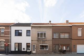 Voor verdere info of een vrijblijvende waardebepaling van uw eigendom: joeri.vandeven@homixx.be of 016 19 93 46.<br /><br />Welkom in deze starterswoning in Tienen!<br />Gelegen op de Diestsesteenweg geniet je hier van een centrale liggen, en alles op wandelafstand.<br /><br />Bij het betreden van de woning kom je in de ruime inkomhal, waar zeker plaats is voor een vestiaire of schoenenkast. Via de dubbele deur betreed je de eet/woonkamer van de woning. <br />Hier is er lichtinval in overvloed door de grote raampartij en het open karakter van de woning. Deze ruimte heeft ook een kelderluik dat verzonken is in de vloer.<br /><br />Netjes aansluitend kan je de keuken terugvinden van de woning, met toegang tot een leuke buitenhoek. Achter de keuken is de badkamer, uitgerust met bad, wc en lavabo.<br />Via de open trap in de woonkamer kom je terecht in 2 slaapkamers, waarvan één zeer grote master. Deze 'master' kan ook dienst doen als woonkamer, indien u maar één slaapkamer nodig heeft. Dan kan u de gelijkvloerse verdieping als eetruimte uitrusten.<br /><br />Het dak is reeds geïsoleerd, en de woning is uitgerust met dubbele beglazing. Verder is de verwarmingsketel op gas in 2020 vervangen.<br />De woning heeft een renovatieplicht (EPC-E), maar is met minimale ingrepen naar een D of beter te brengen!<br /><br />Kortom, een top opportuniteit voor wie wil starten op en toplocatie!