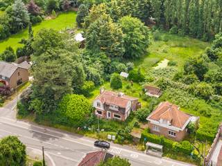 This house to renovate, with a pleasant garden, is well located and offers enormous potential.
Enclosed garden, practical driveway and solid home with many possibilities.
The property also includes a garage, as well as 3 additional garages at the rear.
Spacious, bright rooms and quality construction, ideal for those looking for a personal project.
Viewings by appointment with Immo Beguin: info@immobeguin.be