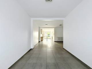 <strong><span>Instapklare gezinswoning met 4 SLPK, 3 Badkamers én Tuin!</span></strong><br /><br />Deze woning werd <strong>volledig en met oog voor detail gerenoveerd</strong> en is bovendien <strong>recent opnieuw geschilderd.</strong> Alles is tot in de puntjes afgewerkt en klaar om onmiddellijk te betrekken. U hoeft letterlijk enkel nog uw meubels te plaatsen en u bent vertrokken!<br /><br />Bij het binnenkomen wordt u verwelkomd <strong>in een aparte inkomhal</strong>, die toegang geeft tot de bijzonder ruime, uitgestrekte en lichtrijke leefruimte. De leefruimte sluit naadloos aan op de <strong>volledig geïnstalleerde, open keuken</strong>, waardoor een aangename en moderne leefomgeving ontstaat. Vanuit de keuken heeft u rechtstreeks toegang tot het <strong>terras en de verzorgde stadstuin</strong>.<br /><br />De <strong>nette, volledig omheinde stadstuin</strong> vormt een aangename buitenruimte waar u in alle rust kunt genieten van zonnige dagen.<br /><br />Verder bevindt zich op het gelijkvloers <strong>een praktische afgesloten berging</strong> en een eerste badkamer, uitgerust met een douche, lavabo en toilet.<br /><br />Op de eerste verdieping beschikt de woning over <strong>twee ruime slaapkamers</strong> en een tweede, royale badkamer met <strong>ligbad, toilet en lavabo</strong>.<br /><br />De volledig afgewerkte tweede verdieping vormt een extra troef. Hier bevinden zich opnieuw <strong>twee slaapkamers</strong>, waarvan één beschikt over een <strong>eigen badkamer met douche, toilet en lavabo</strong>. Dankzij deze indeling is de woning bijzonder geschikt voor gezinnen, wie extra ruimte nodig heeft of wie graag over meerdere slaap- en hobbyruimtes beschikt.<br /><br /><strong>CENTRALE LIGGING</strong><br /><br />Ook qua ligging scoort deze woning bijzonder goed. U bevindt zich centraal, met de stadskern vlot bereikbaar per fiets. Het openbaar vervoer bevindt zich in de nabije omgeving en ook een belangrijke invalsweg is snel bereikbaar. Bovendien bevinden winkels, scholen, diensten en andere dagelijkse voorzieningen zich op fietsafstand.<br /><br /><strong>DE TROEVEN OP EEN RIJ</strong><br /><br />Zeer ruime gesloten bebouwing<br /><br />Volledig gerenoveerd en tot in de puntjes afgewerkt<br /><br />Recent volledig geschilderd<br /><br />Volledig instapklaar<br /><br />Lichtrijke en ruime leefruimte<br /><br />Moderne, volledig geïnstalleerde open keuken<br /><br />Terras en verzorgde, omheinde stadstuin<br /><br />Praktische afgesloten berging<br /><br />4 ruime slaapkamers<br /><br />3 badkamers, waarvan één ensuite<br /><br />Centrale en vlot bereikbare ligging<br /><br />Stadskern, openbaar vervoer en voorzieningen op korte afstand<br /><br /><strong>Een woning waar u zonder verbouwingen onmiddellijk uw nieuwe thuis van kunt maken!</strong><br /><br />Voor meer informatie en/of een bezoek, contacteer vastgoedkantoor KURTIMMO:<br /><br />📧 info@kurtimmo.be<br />📞 0476/07 69 93