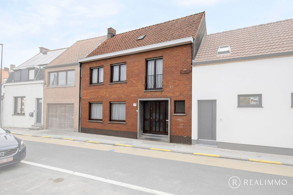 Stevige te renoveren woning in hartje Zwevegem! - foto 1