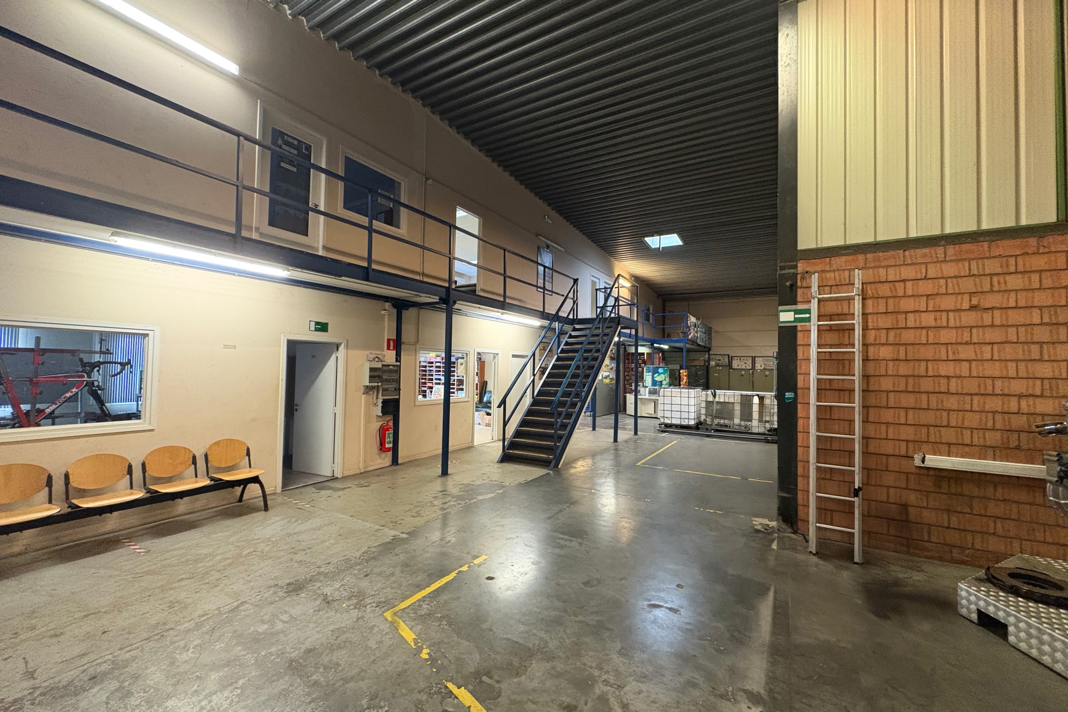 Magazijn met kantoren (1.514m²) in industriepark Drongen - foto 4