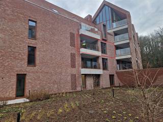 <p><span>Recent appartement in nieuwbouw stadswijk De Torens.<br /><br />Dit 2-slaapkamerappartement is gelegen vlak aan de Bonenwijk op wandelafstand van de Grote Markt. Deze wijk is een architecturale parel voorzien van groenzones, winkelruimtes (hier komt oa ook een Delhaize-winkel) en ligging in het centrum van Aarschot vlakbij autostrade, trein en bus. De hoogste normen van isolatie en ventilatie met warmterecuperatie zorgt voor een energiezuinig appartement. </span></p><p><span>Je komt binnen via de inkomhal die voorzien is van veel bergruimte door ingemaakte kasten. Van uit de leefruimte met parketvloer heb je toegang tot het terras enerzijds en langs de andere kant zie je uit op een grote groenzone via de grote raampartijen. Hierdoor kan je genieten van zowel de ochtend als avondzon. De keuken is voorzien van alle comfort met kwalitatieve toestellen van AEG en aansluitend een praktisch berging voor opslag, wasmachine, droogkast, diepvries en technieken. Een fiber-aansluiting voor internet is voorzien (zowel Proximus als Telenet). Het ruime terras geeft uitzicht op de stad, het Orleansplein en binnentuin en is zuid gericht. Ruim aantal stopcontacten, met dimbare verlichting in de living.<br /><br />Er zijn twee slaapkamers waarvan één met zicht op de bomen (groenzone) en de andere op het Orleansplein. Vanuit de hoofdslaapkamer heb je ook toegang tot het terras. </span></p><p><span>De badkamer is luxueus uitgerust met grote inloopdouche, toilet en dubbele wastafel. </span></p><p><span>De nachthal en de beide slaapkamers zijn eveneens voorzien van een aangename parketvloer.<br />Alle gewone ramen zijn draai-kip en reeds voorzien van vliegenhorren.<br /><br />Voor de auto is er een veilige ondergrondse staanplaats vlak aan de inkom van het appartement en er is daarnaast ook nog een ruime, droge private kelder voorzien.<br />Voorschot op gemeenschappelijke lasten bedragen 75 euro per maand. </span></p><p><span>Verbruik energie/water is apart te bekostigen maar door de strenge bouwnormen met E-peil van 45 is dit nieuwbouw appartement zeer gunstig in verbruik.</span></p><p><span> </span></p><p><span>beschikbaar vanaf 1/1/2026 voor lange duur of korte duur met minimaal duurtijd van 3 jaar.</span></p><p><span>LET OP : Foto's van in dit appartement wachten op een update, inmiddels zijn alle verlichting armaturen, gordijnen en laatste esthetische afwerkingen volledig afgerond. Nieuwe foto's zullen ASAP genomen worden. </span></p><p><span><br />Interesse in d</span><span>it mooie appartement? vraag uw bezoek aan via onze website!</span></p>