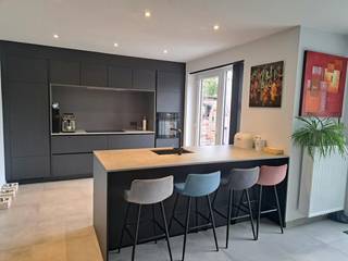 In een nieuwe kleinschalige verkaveling nabij het dorp van Oostakker, ligt op het einde van de doodlopende straat deze energiezuinige woning met zuidgerichte tuin en inpandige garage. Alles in deze woning is van uitmuntende kwaliteit.<br />De inkomhal met toilet komt uit in de lichtrijke woonkamer met hele grote open keuken voorzien van alle comfort (duurdere afwerkingsmaterialen)<br />Vanuit de woonkamer en keuken heb je toegang en zicht op het ruime terras en zuidgerichte tuin.<br />Via de keuken heb je verbinding naar de inpandige garage, waar ruimte is voor 1 wagen. Voor de garage heb je een vestiaire en trap die je naar de bovenverdieping brengt.<br />Hier tref je 3 grote kamers waarvan 1 met dressing(16m2, 15m2, 12m2 ) en een ruime badkamer met inloopdouche, toilet, dubbele lavabo, bad en aansluiting voor wasmachine.<br />Via een uittrektrap kom je op de hele grote zolder, die al deels van tapijt voorzien is. <br />Het huis beschikt over 10 zonnepanelen en een ventilatiesysteem.<br />De beide toiletten staan op de regenput en ook de wasmachine staat op de regenput maar kan ook op leidingwater aangesloten worden.<br />Extra troef is de aanwezigheid van een oprit uit klinkers van blauwe hardsteen.<br /><br />De algemene voorwaarden van Dewaele DIY kunt u steeds raadplegen via dewaele.com.<br /><br />Bestuursmaatregelen in het maatregelenregister: nee