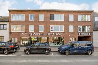 TWEEDE VERDIEPINGInstapklaar appartement in het centrum van de gemeente Westmalle. Inkom, woonkamer op parket met veel lichtinval. Ingerichte keuken...