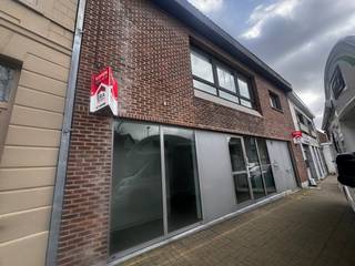 In het centrum van Moorsele is dit voormalig handelspand met veel mogelijkheden op zoek naar nieuwe eigenaars. De private parking met ruimte voor...