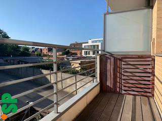 Het appartement heeft de volgende indeling: Men komt binnen in de inkomhal met vestiairekast. Hier bevinden zich een cv-berging en een apart toilet. Vanuit de inkomhal kan men via een glazen deur naar de lichtrijke living (laminaat; 36m²). Aan de living is een balkon voorzien.<br />Aansluitend aan de living bevindt zich de ingerichte keuken (tegels; 8m²). <br />Voorts beschikt het appartement nog over een ruime ingerichte badkamer (tegels, aansluiting wasmachine/droogkast, dubbel lavabomeubel en bad met douchemogelijkheid; 7m²) en 2 slaapkamers (laminaat; 12m² en 13m²). <br /><br />Het appartement is nog voorzien van een terras, een carport en fietsenberging achteraan het gebouw. Er is nog voldoende parkeergelegenheid aanwezig in de straat. <br /><br />- EPC = 210 kWh/m²<br />- CV = Aardgas<br />- € 35 algemene onkosten<br />- Kleine huisdieren zijn bespreekbaar!<br /><br />Voor meer informatie of een afspraak ter plaatse kan u steeds contact opnemen met Immo S|P te Geel op 014/59.10.20 of via info@immosp.be.