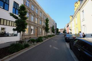 Gelegen in de Schepen Dejonghstraat, vlak bij de Luikerstraat, vindt u dit stijlvol afgewerkt kantoor met opvallende gevel en uitstekende visibiliteit. Ideaal voor wie op zoek is naar een professionele werkplek met uitstraling.<br /><br />Binnen is ruimte voorzien voor vijf comfortabele werkplekken. Het kantoor is momenteel ingericht met 4 flex werkplekken en 1 aparte bureauruimte, maar kan ook volledig naar eigen wens worden ingericht. Alles is instapklaar: meubilair, stoelen, verlichting en ingebouwde kasten zijn inbegrepen. De afwerking is high-end, wat zorgt voor een aangename en efficiënte werkomgeving.<br />De lunchplek is volledig uitgerust met frigo, vaatwas, combi-oven en pompbak en beschikt bovendien over een kleine lunchtafel, ideaal voor een korte pauze tijdens de werkdag.<br /><br />Dit kantoor met klasse op een zichtbare toplocatie in het hart van Sint-Truiden is beschikbaar voor <strong>€650/maand + €250 kosten</strong> (internet, verwarming en schoonmaak inbegrepen). Zo krijgt u een volledig instapklare oplossing die aantrekkelijk en voordelig is.<br /><br />Neem contact op voor meer info of een bezoek.