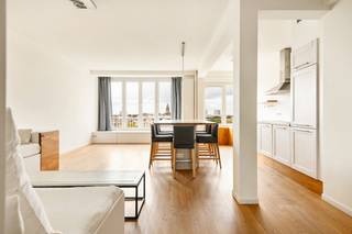 <p><span>Ideaal gelegen appartement met uitstekend lichtinval, vlak bij het Koning Albertpark,  stadsbrouwerij De Koninck en de E19. En dit op fietsafstand van hartje Antwerpen.Op de 9de verd. van dit karaktervol gebouw treft u dit hyper aangenaam app. met een schitterend zicht over Antwerpen met 2 mooie slaapkamers. De zonovergoten leefruimte ligt aan de voorzijde met een open ingerichte keuken. Achteraan de  2 kamers met inbouwkasten en een ruim aansluitend terras. Verzorgde badkamer. Het geheel is met eiken parket afgewerkt. Ondergrondse kelderberging inbegrepen. De ligging is een absolute troef.U bevindt zich nl. op wandelafstand van alle faciliteiten met tal van winkels en horeca. Bovendien geniet u van een uitstekende bereikbaarheid dankzij nabijgelegen tram- en bushaltes. </span></p><p><span>Onmiddellijk beschikbaar!</span></p>