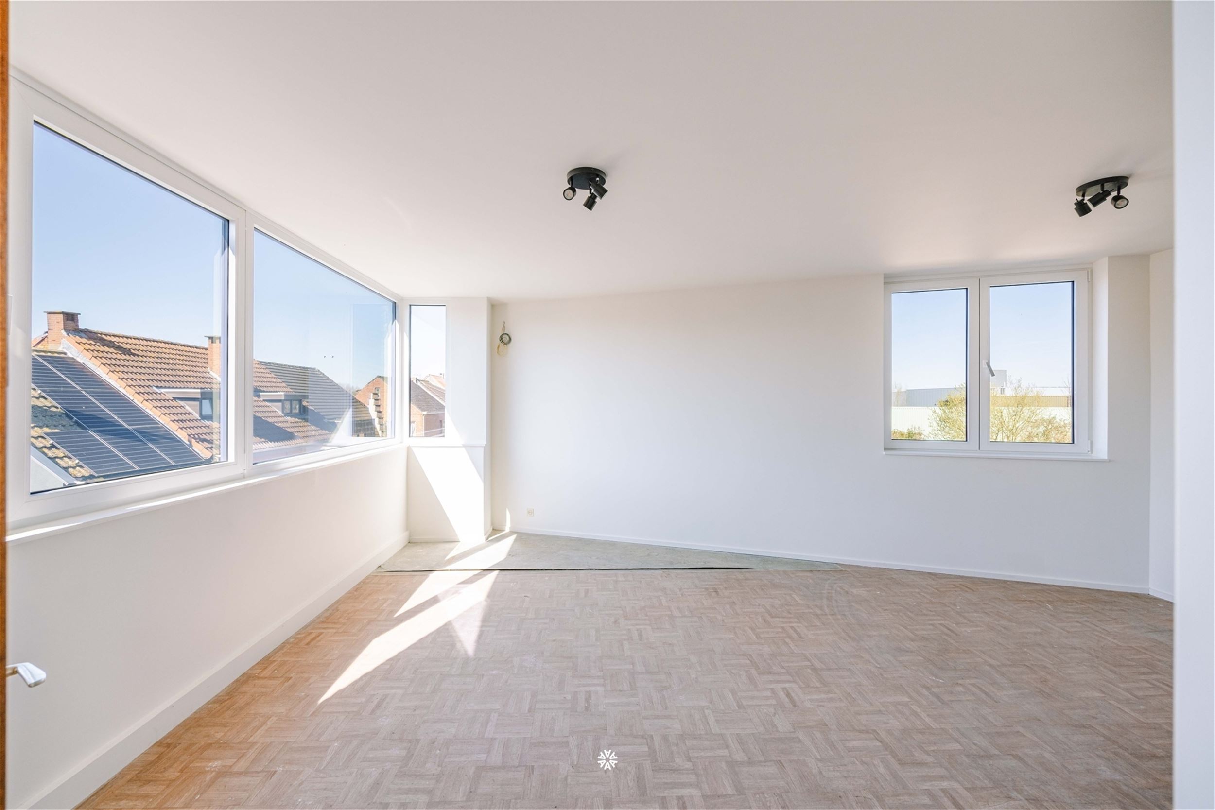 Lichtrijk tweeslaapkamer appartement met opwaarts potentieel - foto 2