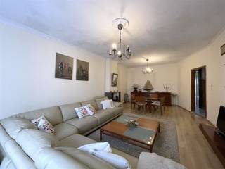 <p><span>NOEVEREN 242, 2850 BOOM</span></p><p><span>Ruime gezinswoning in charmante wijk!</span></p><p><span> </span></p><p><span>Als inwoner van Noeveren, wordt je deel van een rijke geschiedenis.</span></p><p><span>In deze charmante wijk herken je nog steeds het industriële verleden van Boom.</span></p><p><span>Er is weinig doorgaand verkeer en verschillende woningen hebben zicht op de Rupel.</span></p><p><span> </span></p><p><span>Deze ruime gezinswoning werd mooi onderhouden en optimaal benut.</span></p><p><span>Op het gelijkvloers vinden we een inkomhal, ruime leefruimte, eetkamer, grote keuken, badkamer, en een berging.</span></p><p><span>Op Verd. +1: twee ruime kamers, en een extra ruimte ingericht als slaapkamer.</span></p><p><span>Op Verd. +2: een ruime zolder die dienst kan doen als één of twee slaapkamers.</span></p><p><span> </span></p><p><span>Voor meer informatie over deze woonst, kan u terecht op 03 888 44 01 of via <span>info@immodillen.be</span></span></p><p><span> </span></p>