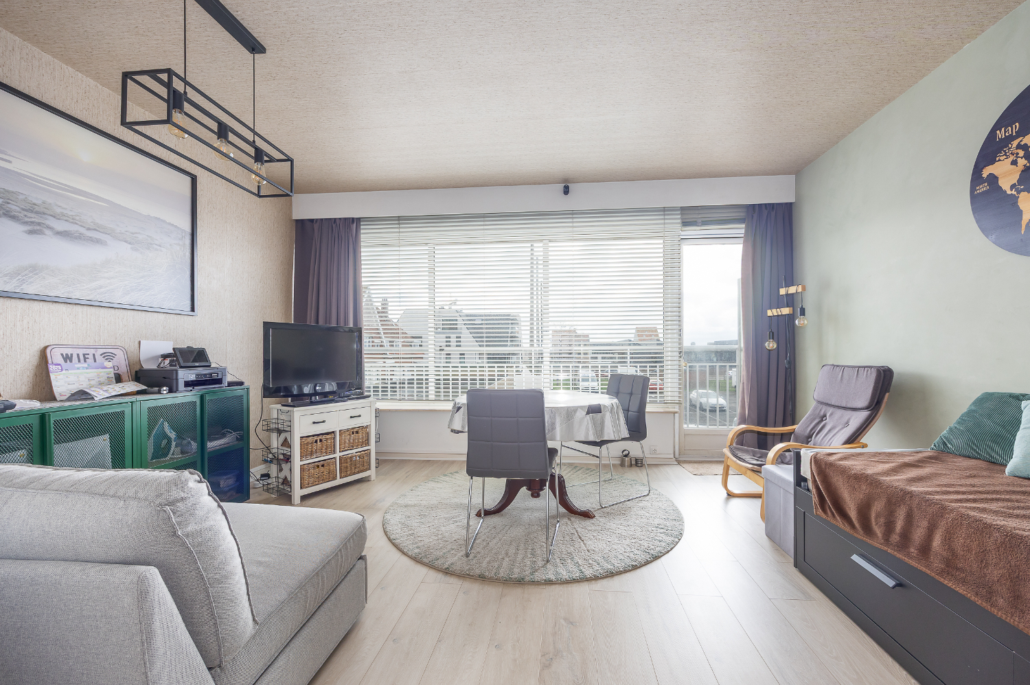 Move-in ready studio with south-facing terrace in a prime location near the seafront promenade! - photo 2