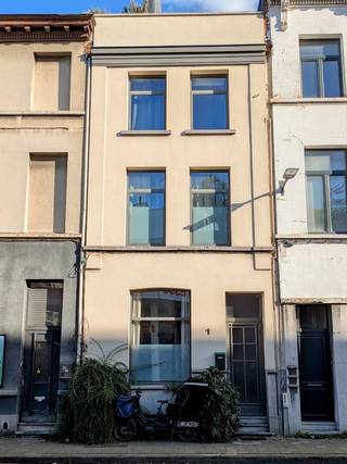 <p>Energiezuinige en karaktervolle stadswoning met herenhuis elementen, dakterras en EPC B te koop. Vlakbij Centraal Station én Berchem Station, Dageraadplaats, invalswegen, winkels en scholen, in hartje Borgerhout.</p><p>Te voet hoef je maar 5min te wandelen naar zowel de Dageraadplaats als het Moorkensplein. 10min fietsen brengt je in het stadscentrum en met de auto ben in minder dan 5min de stad uit en op de Antwerpse Ring.</p><p>Wanneer je de woning binnenkomt, word je verwelkomd in een gang met authentieke tegelvloer. De dubbele deur geeft doorgang naar de leefruimte met hoge plafonds waar de zithoek, eetplaats en keuken naadloos in elkaar overvloeien. De bamboe parketvloer geeft de ruimte een warme uitstraling. Het raam vooraan en de koepel boven de keuken zorgen voor voldoende lichtinval.</p><p>Op de tussenverdieping vind je een gasten-wc en wasruimte.</p><p>Op de 1ste verdieping beschik je over een zeer ruime slaapkamer (19m²) en een ruime badkamer (12m²). De slaapkamer beschikt over maatkast en authentieke marmeren schouwmantel.<br />De badkamer biedt je alle basiscomfort met een wc, lavabo en een douchecabine. Er is voldoende ruimte om uit te breiden met een bad en extra lavabo.</p><p>Op de 2de verdieping bevinden zich nog twee slaapkamers (19m² en 12m²), waarvan de kleinste momenteel als bureau gebruikt wordt.</p><p>Nog één verdieping hoger kom je terecht op het zonnige, vergunde dakterras (30m²) met intensief groendak. Hier geniet je de hele dag van de zon. De hoge ligging zorgt voor een zeer ruim en open gevoel en geen inkijk.</p><p>De kelder van 39m² biedt veel extra bergruimte. Dankzij het gunstige EPC-label B woon je hier bovendien energiezuinig.</p><p>Keuring elektriciteit gepland op 28/10.</p><p>Troeven van de woning:<br />- EPC-label B<br />- Asbestvrij<br />- Zonnig ruim dakterras (30m²)<br />- Dichtbij horeca, winkels, scholen, invalswegen</p><p>Beschikbaar vanaf januari 2027</p><p>Kijkdagen op 31/10 en 1/11: https://afspraakplanning.be/montensstraat+1<br />Passen deze data niet: neem contact op via het zoekertje.</p>