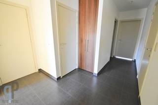 Vul eerst de KANDIDATUURFICHE volledig in door te klikken op volgende link https://ppvastgoed.be/nl/kandidatuurfiche ! Dan pas kan een bezoek ingepland worden. Dit moderne appartement (91m²), gelegen op de derde verdieping, bevindt zich op een absolute topligging midden in het centrum, omringd door winkels en op wandelafstand van het station, scholen en alle voorzieningen. Het omvat een inkomhal, lichtrijke en ruime woonkamer met geïntegreerde keuken, apart toilet, praktische bergruimte met aansluiting voor wasmachine, badkamer en twee slaapkamers. Achteraan bevindt zich een terrasje. Tevens is een private garage en gemeenschappelijke fietsenstalling aanwezig. Beschikbaar vanaf 01/09/2026. De huurprijs: €850/maand + €65 provisie gemeenschappelijke kosten en €75/maand garagebox.