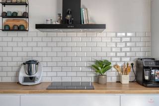 <p><span>Recente, energiezuinige woning met 4 slaapkamers en garage in Harelbeke</span></p><p><span> </span></p><p><span>In de Fagotstraat 6 in Harelbeke bevindt zich deze recente, instapklare woning (bouwjaar 2023) met een bewoonbare oppervlakte van ca. 185 m² op een perceel van 185 m².</span></p><p><span>De woning biedt een lichtrijke leefruimte met open, volledig uitgeruste keuken en aansluitend een praktische berg- en wasplaats. Op de eerste verdieping bevinden zich 3 slaapkamers en een badkamer met ligbad en inloopdouche. De tweede verdieping beschikt over een vierde slaapkamer, een bureauruimte en een tweede badkamer. Buiten geniet je van een aangename tuin met terras. Via de achteruitweg bereik je de ruime, afzonderlijke garagebox.</span></p><p><span> </span></p><p><span>Troeven:</span></p><ul><li><span>Recente, instapklare woning (2023)</span></li><li><span>4 slaapkamers </span></li><li><span>2 volledig uitgeruste badkamers</span></li><li><span>Lichtrijke leefruimte met open keuken</span></li><li><span>Tuin met terras en achteruitweg</span></li><li><span>Ruime, afzonderlijke garagebox</span></li><li><span>Energiezuinig: EPC-label A+</span></li><li><span>Centrale ligging nabij winkels, scholen en voorzieningen</span></li></ul><p><span> </span></p><p><span>Technische informatie:</span></p><ul><li><span>EPC-label A</span></li><li><span>Verwarming via lucht-luchtwarmtepomp</span></li><li><span>Ventilatiesysteem C</span></li><li><span>Elektrische installatie is conform</span></li><li><span>Regenwaterput van 7.500 liter</span></li><li><span>Overstromingsscore: P-score A / G-score A</span></li><li><span>Stedenbouwkundige info: in aanvraag</span></li></ul><p><span> </span></p><p><span>Extra info of een bezoek?</span></p><p><span>Contacteer Valentine via 0475 85 14 91 of valentine@heritagevastgoed.be</span></p><p><span> </span></p>
