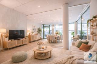 Instapklaar appartement ingericht als handelsruimte van 82 m², centraal gelegen in het centrum van Knesselare met uitstekende bereikbaarheid via de N44 en de E40 in Aalter. De grote raampartijen aan de voorgevel zorgen voor veel natuurlijke lichtinval en een sterke commerciële zichtbaarheid.<br />Het pand omvat een ruime handelsruimte, een keuken met basisvoorzieningen, een aparte badkamer, slaapkamer/ bergruimte en een praktische berging. Achteraan is er directe toegang tot een privatieve garage. In de nabije omgeving is ruime parkeergelegenheid voorzien voor klanten en bezoekers.<br /><br /><strong>TROEVEN:</strong>
<ul>
<li><span>Commerciële ligging in centrum Knesselare</span></li>
<li><span>Grote vitrine en veel lichtinval</span></li>
<li><span>Praktische indeling met keuken, badkamer en berging</span></li>
<li><span>Achterdeur en private garage via doorrit</span></li>
<li><span>Voldoende parkeergelegenheid in de nabije omgeving</span></li>
</ul>
<span><span><span><span><span><span><span><span><span><span><span><span><span><span><span><span><span><span><span><span><span><span><span><span><span><span><span><span><span><span><span><span><span><span><span><span><span><span><span><span><span><span><span><span><span><span><span><span><span><span><span><span><span><span><span><span><span><span><span><span><span><span><span><span><span><span><span><span><span><span><span><span><span><span><span><span><span><span><span><span><span><span>Richtprijs 188.000 EUR - </span></span></span></span></span></span></span></span></span></span></span></span></span></span></span></span></span></span></span></span></span></span></span></span></span></span></span></span></span></span></span></span></span></span></span></span></span></span></span></span></span></span></span></span></span></span></span></span></span></span></span></span></span></span></span></span></span></span></span></span></span></span></span></span></span></span></span></span></span></span></span></span></span></span></span></span></span></span></span></span></span></span><span><span><span><span><span><span><span><span><span><span><span><span><span><span><span><span><span><span><span><span><span><span><span><span><span><span><span><span><span><span><span><span><span><span><span><span><span><span><span><span><span><span><span><span><span><span><span><span><span><span><span><span><span><span><span><span><span><span><span><span><span><span><span><span><span><span><span><span><span><span><span><span><span><span><span><span><span><span><span><span><span><span><span><span><span><span><span><span><span><span><span><span><span><span><span><span><span><span><span><span><span><span><span><span><span><span><span><span><span><span><span><span><span><span><span><span><span><span><span><span><span><span><span><span><span><span><span><span><span><span><span><span><span><span><span><span><span><span><span><span><span><span><span><span><span><span><span><span><span><span><span><span><span><span><span><span><span><span><span><span><span><span><span><span><span><span><span><span><span><span><span><span><span><span><span><span><span><span><span><span><span><span><span><span><span><span><span><span><span><span><span><span><span><span><span><span><span><span><span><span><span><span><span><span><span><span><span><span><span><span><span><span><span><span><span><span><span><span>ieder bod wordt voorgelegd aan de eigenaars, die al dan niet kunnen ingaan op het voorstel.</span></span></span></span></span></span></span></span></span></span></span></span></span></span></span></span></span></span></span></span></span></span></span></span></span></span></span></span></span></span></span></span></span></span></span></span></span></span></span></span></span></span></span></span></span></span></span></span></span></span></span></span></span></span></span></span></span></span></span></span></span></span></span></span></span></span></span></span></span></span></span></span></span></span></span></span></span></span></span></span></span></span></span></span></span></span></span></span></span></span></span></span></span></span></span></span></span></span></span></span></span></span></span></span></span></span></span></span></span></span></span></span></span></span></span></span></span></span></span></span></span></span></span></span></span></span></span></span></span></span></span></span></span></span></span></span></span></span></span></span></span></span></span></span></span></span></span></span></span></span></span></span></span></span></span></span></span></span></span></span></span></span></span></span></span></span></span></span></span></span></span></span></span></span></span></span></span></span></span></span></span></span></span></span></span></span></span></span></span></span></span></span></span></span></span></span></span></span></span></span></span></span></span></span></span></span></span></span></span></span></span></span></span></span></span></span></span></span><br /><br />Disclaimer: De 3D-renderingen die in deze aanbieding worden gepresenteerd, dienen uitsluitend ter illustratie en weergave van het pand. <br /><br /><br />Voor meer informatie of het inplannen van een plaats bezoek, contacteer ons via 050/550.750 of info@perspectiefvastgoed.be<br />