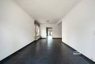 <p><span>Prachtig gelegen gezinswoning in Brasschaat met veel potentieel. Deze ruime woning biedt 179 m² bewoonbare oppervlakte op een perceel van circa 195 m² en telt 4 slaapkamers. De indeling op de begane grond kenmerkt zich door een ruime, lichtinvalrijke living die overloopt in keuken met veel opbergruimte en inbouwapparatuur. Via de keuken stapt u zo naar de achtertuin.  Er is voldoende berging en een praktische wasruimte aanwezig. Aan de achterzijde bevinden zich twee garages, met zonnepanelen, wat uitstekende parkeermogelijkheden en extra opslag biedt. </span></p><p><span>De eerste verdieping herbergt 2 volwaardige slaapkamers, waaronder een ruime hoofdslaapkamer met aangename lichtinval. De badkamer is voorzien van een dubbele wastafel en douche, deze dient gerenoveerd te worden. <br />De woning verkeert in een verzorgde, doch op te frissen staat en biedt volop mogelijkheden tot personaliseren naar eigen smaak.</span></p><p><span>Een rustige ligging met vlotte verbinding naar winkels, scholen en openbaar vervoer. <br />Grote troef; zeer energievriendelijke woning, EPC B! <br />Grijp deze kans en plan snel een bezichtiging om alle details te ontdekken.</span></p>