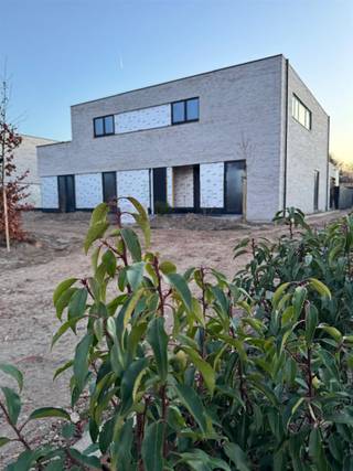 A vendre : 8 maisons nouvellement construites à Kemzeke - Voorhout 51À Voorhout 51, à Kemzeke, huit maisons neuves seront mises sur le marché. Chacune d'entre elles dispose d'un abri pour voiture, d'un jardin privé et de deux ou trois chambres à coucher. Les maisons font partie d'un projet contemporain qui met l'accent sur la lumière, l'espace et l'efficacité énergétique.La situation est agréable : dans un quartier résidentiel avec un accès facile au centre de Kemzeke, aux réserves naturelles avoisinantes et à la bretelle de l'autoroute E34 vers Saint-Nicolas ou Anvers. Une situation idéale pour ceux qui souhaitent vivre au centre sans être au cœur de l'agitation.Chaque maison est réalisée avec des matériaux durables, dispose d'un espace de vie ouvert avec beaucoup de lumière et répond aux normes énergétiques actuelles. Grâce à un agencement bien pensé, les maisons conviennent aux primo-accédants, aux jeunes familles ou à ceux qui recherchent une vie confortable et compacte.Curieux de connaître les plans ou d'obtenir plus d'informations ? N'hésitez pas à nous contacter. Vivre à Kemzeke n'a jamais été aussi pratique et contemporain.N'hésitez pas à me faire part d'avantages spécifiques, de prix ou d'une date d'achèvement prévue.