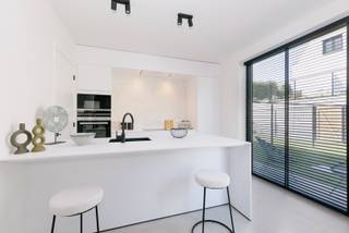 Centraal wonen vlakbij park Baron Casier<br /><br />+ 6 ruime woningen met 3 slaapkamers<br />+ Open, halfopen of gesloten<br />+ Zonnepanelen en warmtepomp, vloerverwarming<br />+ E-peil max. 20 = een korting van 50% op de onroerende voorheffing gedurende 5 jaar!<br />+ Ruime tuin met tuinberging, aparte toegang<br />+ Eigen garage<br />+ Mooie binnentuin: Bewoners van de woningen kunnen hier ook van meegenieten, een leuke extra voor wie op zoek is naar een aangename woonomgeving. Deze binnentuin biedt bewoners een groene oase midden in de stad, een plek waar rust en natuur centraal staan.<br /><br />Stijlvol en energiezuinig wonen in het kloppend hart van Waregem, waar de charme van een gezellige stad naadloos samengaat met alle voordelen van een moderne levensstijl én in de nabijheid van groen zoals park Baron Casier, wie droomt hier niet van? Wonen op <br />deze locatie is meer dan alleen een fijne woonplaats – het is een investering in de toekomst<br /><br />Eribo staat borg voor een goede klantenbegeleiding vanaf de aankoop tot aan de oplevering van het appartement. Wil je aanpassingen op vlak van indeling en afwerking? Dat kan. We begeleiden je graag van plan tot oplevering, vergezellen je tijdens je bezoeken aan verschillende showrooms en adviseren je over materialen om je appartement piekfijn af te werken, volledig volgens jouw smaak en wensen! <br /><br />Wil jij hier graag wonen? Maak dan nu snel een afspraak via ben@eribo.be of 0488/942.643.<br />Ruwbouw reeds afgewerkt.