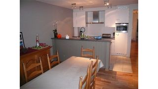 <p>Een mooi afgewerkt en ruim appartement op de tweede verdieping bestaande uit een woonkamer met open, ingerichte keuken, 2 slaapkamers, wasplaats, overdekt terras, afgesloten ondergrondse garage, kelderberging, lift. De woonkamer en slaapkamers zijn voorzien van parket.</p>