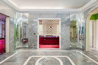 <div>
<div>
<div>
<div>
<p>Op de prestigieuze Rubenslei, met frontaal uitzicht op het Stadspark, vind je dit stijlvolle appartement van 220 m² in Residentie Isabella Brant. Gelegen op de derde verdieping, biedt het een unieke combinatie van ruimte, licht en karakter. De royale living en eetruimte baden in natuurlijk licht dankzij de grote raampartijen aan de voorzijde, met een prachtig zicht op het groen. De afwerking met kleurige tapijten voegen een rijke, warme sfeer toe aan de leefruimtes, terwijl de marmeren vloeren zorgen voor een tijdloze en duurzame afwerking. Achteraan bevinden zich de volledig uitgeruste keuken, drie slaapkamers en twee badkamers – ideaal voor wie comfort en privacy belangrijk vindt. Praktische troeven zijn er ook: een ruime privékelder, fietsenberging en een privatieve garagebox in het gebouw.</p>
</div>
</div>
</div>
</div>
<div>
<div>
<div><span>Dankzij de centrale ligging geniet je van alle voordelen van de stad: winkels, horeca, openbaar vervoer en belangrijke uitvalswegen liggen allemaal op wandelafstand. Een exclusieve woonkans voor wie houdt van ruimte, rust en een uniek uitzicht in het hart van Antwerpen. <br /><br />EPC: 162 kWh/m² - UC:2954640 - Vergunning uitgereikt, Woongebied met een culturele, historische en/of esthetische waarde, Geen rechterlijke herstelmaatregel of bestuurlijke maatregel opgelegd, Geen voorkooprecht ruimtelijke ordening aanwezig, Geen verkavelingsvergunning - P+G score: C</span></div>
</div>
</div>