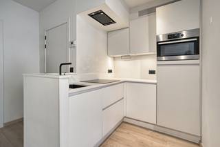 Op enkele passen van de ZEE bevindt zich dit TRENDY &amp; 100% GERENOVEERD appartement (1°V) met 1 slaapkamer! Dit KWALITATIEF &amp; ENERGIEZUINIG appartement maakt deel uit van een verzorgde, kleinschalige residentie (GEEN SYNDICKOSTEN!). Omvat: lichtovergoten woonkamer met moderne open keuken (voorzien van o.a. inductiekookplaat, dampkap, vaatwas, ijskast met diepvriesvak, combi-oven, composiet werkblad, ...), 1 ruime slaapkamer, luxueuze badkamer (lavabomeubel, prachtige inloopregendouche, combi was/droogkast), afz. toilet. VERNIEUWD (2022): CV op aardgas (Vaillant), dubbel glas in PVC schrijnwerk, videoparlofoon, GOEDGEKEURDE elektriciteit, nieuw geïsoleerd dak. EPC: label A. Asbestveilig (= geen asbest). Super ligging in hartje Blankenberge: vlakbij de zee, 't Witte Paard, winkels, openbaar vervoer,... KORTING REGISTRATIERECHTEN mogelijk. Perfect geschikt voor vaste bewoning, tweede verblijf of vakantieverhuur! TOPPER!!