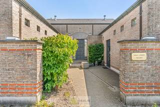 <strong>EXTRA RUIME VILLA MET EEN PRACHTIG LICHTRIJKE LEEFRUIMTE, RUIME KEUKEN, 4 SLAAPKAMERS, 2 BADKAMERS EN EEN RUIM PRAKTIJK/KANTOORGEDEELTE OP EEN RIANT EN CENTRAAL PERCEEL VAN MAAR LIEFST 16A 27CA OP EEN GUNSTIGE LOCATIE NABIJ HET CENTRUM VAN ACHEL! De villa omvat maar liefst +-334m² netto bewoonbare oppervlakte en biedt naast 4 slaapkamers ook een kantoorruimte met archief voor de thuiswerker of om eventueel een vrij beroep uit te oefenen. Een perfect onderhouden woning, uniek in haar soort, omringd door een knappe tuin en voorzien van meerdere parkeerplaatsen. De perfecte plek voor zij die ruimte waarderen en optioneel wonen en werken wensen te combineren. (Mogelijks ook in te richten als kangoeroewoonst)</strong><br /><br /><strong>LIGGING: </strong><br />Deze villa is gelegen in de dorpskern van het gezellige Achel, een steenworp van de Nederlandse grens. Vanuit de villa heeft u binnen enkele passen de toegang tot openbaar vervoer (bus en trein), horeca, supermarkt, sport- en cultuurfaciliteiten. Deze bevindt zich langs een doorgaande weg, op een ruim perceel en biedt tevens een ruime parking om patiënten/cliënten te ontvangen.<br /><br /><strong>INDELING: </strong><br /><strong>Gelijkvloerse verdieping: </strong><br />- Riante ontvangsthal (22m² - natuurstenen vloer en met als eyecatcher de dubbele trap naar de eerste etage) – extra ruime woonkamer (70m², voorzien van parketvloer en natuurstenen vloer, vele raampartijen en extra veel lichtinval) – ruime leefkeuken (21m², voorzien van alle comfort) – sas/achterinkom (14m²) – wasplaats (15m², voorzien van extra veel inbouwkasten) - toilet - praktijkruimte met wachtruimte en apart toilet (51m², uiterst geschikt voor een vrij beroep of thuiswerkers) – bergzolder (35m², afgewerkt) -<br /><br /><strong>Bovenverdieping: </strong><br />- Ruime vide – slaapkamer 1 – nachttoilet – slaapkamer 2 -badkamer 1 (dubbele lavabo en inloopdouche) – slaapkamer 3 – slaapkamer 4 (met prachtig groen zicht op de tuin) – badkamer 2 (ensuite, met dubbele lavabo, ligbad en inloopdouche) -<br /><br /><strong>Kelder:</strong><br />– Koele kelder (20m²) - kruipkelder onder volledige woning behoudens de garage -<br /><br /><strong>Garage: </strong><br />- Dubbele inpandige garage (35m²) - <br /><br /><strong>Tuin: </strong><br />- Schitterend perceel van ca – architecturale woning omgeven door een prachtig volgroeide tuin – omheind - fraai zicht aan achterzijde – tuinhuis met heerlijk overdekt terras -<br /><br /><strong>EXTRA TROEVEN:</strong><br />- Extra ruime woning met riante leefruimten<br />- Praktijkwoning / multifunctionele ruimte / kantoren aan huis / kangoeroewonen<br />- Zeer degelijk en robuust gebouwde woning<br />- Hoogwaardige afwerking<br />- Airco (praktijk, master bedroom en leefruimte)<br />- Alarmsysteem<br />- Hoge plafonds<br />- Zonnepanelen (installatie van 11.000kW)<br />- Opbrengt +- 9.000kW/jaar<br />- Groenestroomcertificaten (+- €330 x 8 à 9 / jaar tot 2031)<br />- Beregeningsinstallatie <br />- Bouwjaar d.d. 1991<br />- Woning in zeer goede staat van onderhoud<br />- Prachtig perceel met riante oppervlakte van 16a 27ca<br />- Gegeerde locatie: Op wandelafstand van het centrum van Achel, alsook op een steenworp van de Nederlandse grens<br /><br /><strong>Stedenbouwkundige Inlichtingen:</strong><br />VG – WG – GDV – GMO – VV - GAB<br /><br /><strong>EPC:</strong> 171kWh/m² <strong>met certificaatnummer:</strong> 20260316-0003825180-RES-S<br /><br />P-score: A<br />G-score: A<br /><br /><strong>O-peil:</strong> Niet overstromingsgevoelig<br /><br /><strong>Benieuwd naar deze knappe woning? Ons IDEALIS Team geeft U met plezier en steeds vrijblijvend de nodige informatie via e-mail, ter plaatse of op ons te kantoor te Pelt.<br />Wenst U advies omtrent uw eigen woning? Graag plannen wij vrijblijvend met U een afspraak in om onze expertise met U te delen, steeds tot Uw dienst!!<br />Neem contact op met IDEALIS VASTGOED op 011/515 565 of mail naar info@idealisvastgoed.be!</strong><br />