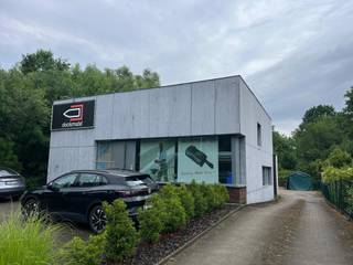 Gerenoveerd bedrijfsgebouw te huur met diverse mogelijkheden op topligging langsheen de steenweg tussen Mechelen en Leuven, met makkelijke verbinding naar E19. Het gebouw beschikt op het gelijkvloers over een receptie, sanitair, keuken, kantoor- en vergaderruimte en een klein deel opslagruimte toegankelijk via een sectionale poort. De eerste verdieping is momenteel ingericht als showroom / toonzaal, maar kan ook perfect dienen als kantoorruimte. Achteraan is er een terras aanwezig. De grondoppervlakte bedraagt 10a.