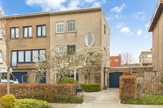 Deze instapklare, spik en span onderhouden woning is super goed gelegen in een rustige straat, vlakbij het centrum van Stabroek. Winkels, scholen...