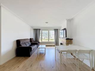 Dit instapklare appartement te huur in het bruisende Deurne biedt een uiterst comfortabele woonervaring. Gelegen aan de levendige Bisschoppenhoflaan geniet je van een centrale ligging in Deurne nabij winkels en openbaar vervoer. Het pand kan zowel gemeubileerd als ongemeubileerd gehuurd worden, wat zorgt voor maximale flexibiliteit.<br /><br />Indeling eerste verdieping met lift:<br /><br />-Leefruimte (29 m²): Lichtrijke woonkamer met keuken uitgerust met ijskast, diepvries, oven, kookplaat en enkele spoelbak.<br />-Slaapkamer 1 (15 m²): Ruime hoofdslaapkamer met voldoende plaats voor een groot bed en kleerkasten.<br />-Slaapkamer 2 (8 m²): Tweede slaapkamer, perfect te gebruiken als kinder-, logeer- of werkkamer.<br />-Slaapkamer 3 (7 m²): Derde slaapkamer met diverse invulmogelijkheden.<br />-Badkamer (3 m²): Comfortabele badkamer voorzien van een douche, een enkele wastafel en een aansluiting voor een wasmachine en een droogkast.<br />-Toilet: Afzonderlijke toiletruimte.<br />-Terras (6 m²): Aangenaam terras achteraan gelegen om buiten te ontspannen.<br /><br />Bijzonderheden:<br /><br />-Per direct beschikbaar om te huren<br />-Flexibele huurvoorwaarden (gemeubileerd of ongemeubileerd mogelijk)<br />-Optionele autostaanplaats achteraan het gebouw<br />-EPC B<br />-Gemeenschappelijke kosten 150 euro per maand inclusief water en gas