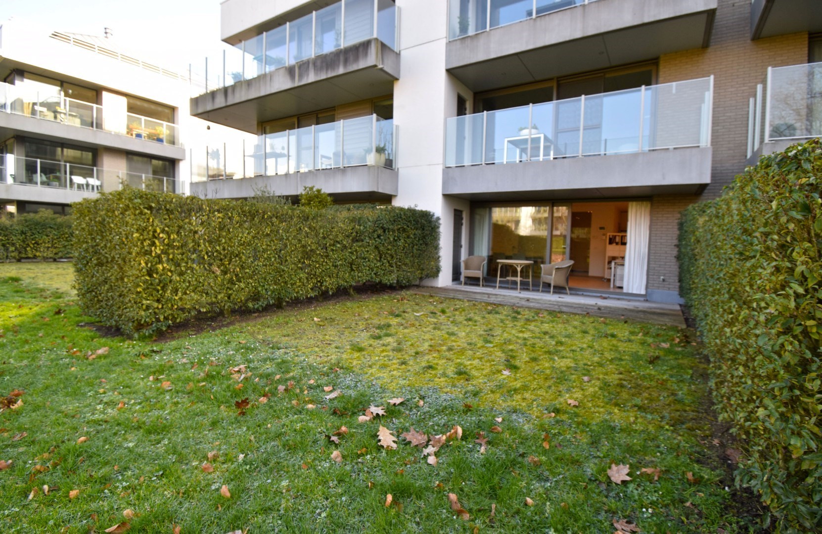 INSTAPKLAAR GELIJKVLOERS APPARTEMENT MET ZONNIGE TUIN EN GARAGE - foto 4