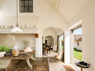 Karaktervolle gerenoveerde hoeve met zwembad en wijngaard op 4.700 m² te Vurste.Deze voormalige hoeve, gelegen te Vurste, werd in 2009 kwalitatief...