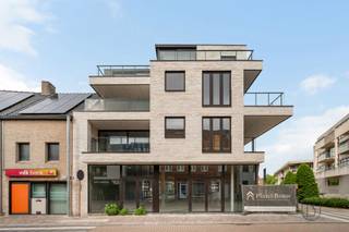 Ontdek dit nieuwbouwproject in de Kortrijkstraat 89 te Tielt, waar comfort en ruimte centraal staan. Er zijn nog slechts 5 ruime appartementen beschikbaar, elk met meerdere slaapkamers, een lichtrijke leefruimte en een mooi zonnig terras. De appartementen worden duurzaam verwarmd via geothermie en beschikken over een ondergrondse parking, praktische berging en een royale badkamer met bad, douche en dubbele wastafel.Daarnaast zijn er nog 2 uitzonderlijk ruime handelsruimtes beschikbaar, volledig casco opgeleverd. Ideaal om volledig naar eigen smaak en concept in te richten.Interesse? Wacht niet te lang, want de laatste units zijn snel weg. Sommige appartementen kunnen aan het verlaagd tarief van 6% BTW aangekocht worden, mits u voldoet aan de voorwaarden.Sommige beelden bevatten een AI inrichting, deze geven u een beeld van wat de inrichtingsmogelijkheden zijn.Prijzen zijn exclusief kosten als registratierechten, BTW en andere kosten.Meer informatie? Contacteer Emiel via emiel@immobeguin.be