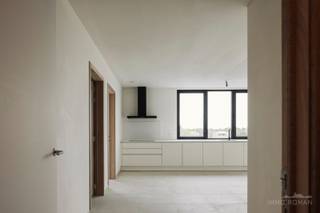 Op zoek naar een ruime en energiezuinige penthouse in Avelgem, voorzien van alle comfort en dicht bij alle voorzieningen? Dan is deze unieke woning perfect voor jou! Gelegen op de derde verdieping, biedt deze penthouse met een woonoppervlakte van 115 m² een prachtig uitzicht over Avelgem en een enorm terras van maar liefst 61 m², waar je in alle rust kunt genieten van de buitenlucht.<br /><br />Indeling:
<ul>
<li>Via de lift kom je in de ruime, lichte leefruimte met grote raampartijen die zorgen voor een overvloed aan natuurlijk licht en een schitterend uitzicht over de omgeving.</li>
<li>De open, volledig uitgeruste keuken is voorzien van hoogwaardige toestellen.</li>
<li>Het grote terras (61 m²) is toegankelijk via een schuifdeur vanuit de woonkamer.</li>
<li>Twee comfortabele slaapkamers.</li>
<li>De badkamer is uitgerust met zowel een ligbad, inloopdouche als een dubbele lavabo.</li>
<li>Een ruime berging en apart toilet maken het geheel compleet.</li>
</ul>
<br />Eigenschappen:
<ul>
<li>Energiezuinige penthouse, voorzien van een warmtepomp voor vloerverwarming en warm water.</li>
<li>Gemeenschappelijke fietsenberging.</li>
<li>Optioneel: open parkeerplaats aan te kopen.</li>
</ul>
Prijs: exclusief BTW, registratie en bijkomende kosten.<br /><br />Mis deze kans niet om te wonen in dit moderne, ruime penthouse op een toplocatie in Avelgem!<br /><br />Meer info of een bezoek? Contacteer Kyamo De Smet: 0479 06 13 71