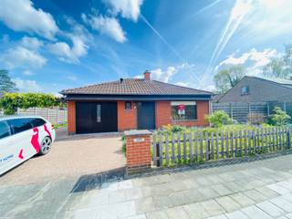 <strong>Wervik - Alleenstaande bungalow in rustige straat te koop.</strong><br /><br /><strong>Indeling:</strong>
<div><strong>Inkom </strong>met apart <strong>toilet</strong><br />Lichtrijke <strong>woonkamer </strong>met aangrenzend open keuken en veranda<br />Open <strong>keuken </strong>voorzien van dubbele spoelbak en elektrische vuur<br />Naast de keuken vindt u de <strong>badkamer </strong>met ligbad en lavabo<br />Ruime <strong>garage </strong>naast de keuken<br />Keuken voorzien van een afgesloten <strong>berging</strong><br /><strong>2 slaapkamers</strong> op het gelijkvloers<br />Grote <strong>tuin </strong>(Noordoost gelegen)</div>

<div>Mooi <strong>tuinhuis </strong>gesplitst in twee delen</div>

<div>Deel aan tuin voor berging<br />Deel aan oprit mogelijk extra garage</div>

<div><br /><strong>Troeven:</strong></div>

<ul><li>Veel lichtinval</li><li>Grote tuin</li><li>2 garages mogelijk of grote bergplaats/werkruimte (in 2020 bijgebouwd)</li><li>Rustig gelegen in doodlopende straat</li><li>Voorzien van rolluiken</li><li>2 staanplaatsen op oprit mogelijk</li></ul>
Renovatieplicht