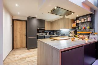 Deze gerenoveerde stadswoning bevindt zich op wandelafstand van het centrum van Brugge met in de nabijheid winkels, scholen, openbaar vervoer, ...<br />De indeling omvat een inkomhal met berging, badkamer met toilet, keuken, woonkamer met zit- en eethoek. Op de eerste verdieping vinden we de nachthal, slaapkamer, apart toilet, badkamer met inloopdouche, ligbad en dubbel badkamermeubel. Op de tweede verdieping vinden we een tweede slaapkamer, een polyvalente ruimte (bureau/logeerkamer) en een badkamer met toilet, douche en wastafel. <br />Hiernaast geniet de woning van een mooie tuin met tuinhuis en terrassen. Door de renovatie en de zonnepanelen geniet de woning van een gunstig EPC-label C (216 kwh/(m<sup>2 </sup>jaar)).<br />Voor meer informatie of een vrijblijvend bezoek, neem contact op met Michiel op het nummer 0473 255 533.