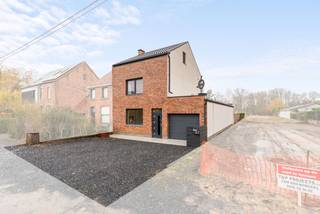 Te koop: volledig gerenoveerde, energiezuinige halfopen woning in Rotselaar, met ruime garage, sauna en een prachtige tuin van 1060 m². Deze...