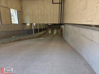 Zoek je een stressvrije parkeerplek in het hart van Leuven? Gedaan met rondjes rijden en parkeertickets betalen. In de Brusselsestraat bieden wij een uiterst comfortabele en veilige ondergrondse autostaanplaats te huur aan.<br />Ideaal voor omwonenden, pendelaars, of professionals die in het centrum werken.<br />Er zijn momenteel 4 staanplaatsen naast elkaar beschikbaar. Dit is de perfecte kans voor een gezin met meerdere wagens of een zelfstandige/kmo die een veilige vlootparking zoekt in het centrum.<br />De prijs voor deze autostaanplaats bedraagt 110 euro inclusief btw.<br /><br />Is jouw interesse gewekt? ' Stel je kandidaat' via onze website<br />Neem contact op met verhuur@immopersyn.be of 013 444 008