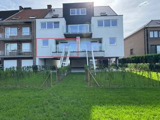 <p>OPENKIJKMOMENT ZATERDAG 03/10 VAN 12U TOT 13U30<br /><br />immo DAVID stelt u dit energiezuinige nieuwbouwappartement met twee slaapkamers en een privatieve tuin voor. Hier geniet u van volledig ontzorgd wonen: alles is nieuw, kwalitatief afgewerkt en ontworpen met oog voor comfort, energiezuinigheid en hedendaags woonplezier.</p>
<p>Het appartement is gelegen in een verkeersluwe, doodlopende straat, in een kleinschalig gebouw zonder lift, waardoor u geniet van een rustige woonomgeving en lage gemeenschappelijke kosten.</p>
<p>Via de inkomhal komt u in de lichtrijke leefruimte met open keuken. Vanuit de woonkamer heeft u rechtstreeks toegang tot het terras, waar een buitentrap u naar de privatieve tuin leidt. Verder beschikt het appartement over twee comfortabele slaapkamers van 12 m² en 10 m², een moderne badkamer met inloopdouche en dubbele wastafel, een aparte wasberging, een afzonderlijk hangtoilet met handenwasser en een videofoon voor extra comfort en veiligheid.</p>
<p>Bij het appartement hoort bovendien een privatieve autostaanplaats en er is een gemeenschappelijke fietsenberging voorzien.</p>
<p>Dankzij de uitstekende energiescore A, zonnepanelen, een warmtepomp en een performant ventilatiesysteem woont u hier niet alleen comfortabel, maar ook bijzonder energiezuinig.</p>
<p>Een absolute topligging, vlak bij het centrum van Zellik, de E40, de Ring Brussel, winkels, openbaar vervoer, Brussel, UZ Jette, het Laarbeekbos en de fietssnelweg, maakt dit appartement de ideale keuze voor wie rustig wil wonen met alle voorzieningen binnen handbereik.<br />EPB in opmaak.</p>